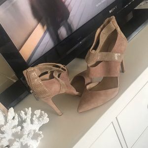 Heels size 8 , leather suede beige,Vincent Camuto